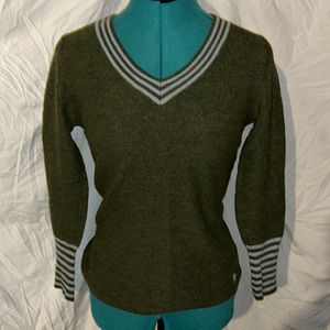 Smartwool v neck sweater size S (fits more like XS) Green and Blue.